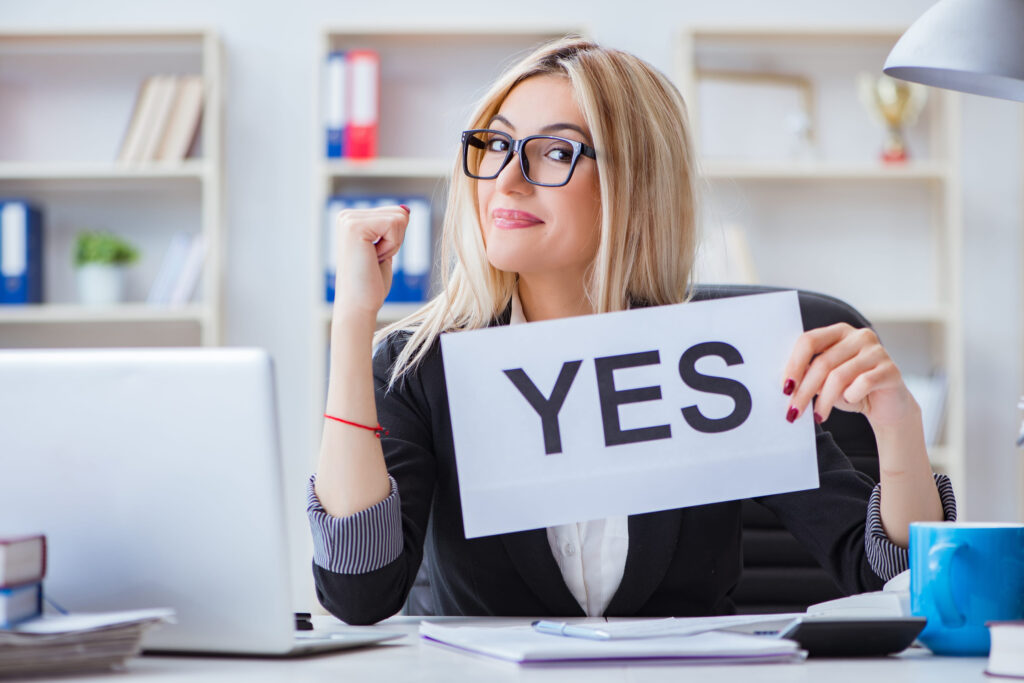 Young businesswoman with message in the office