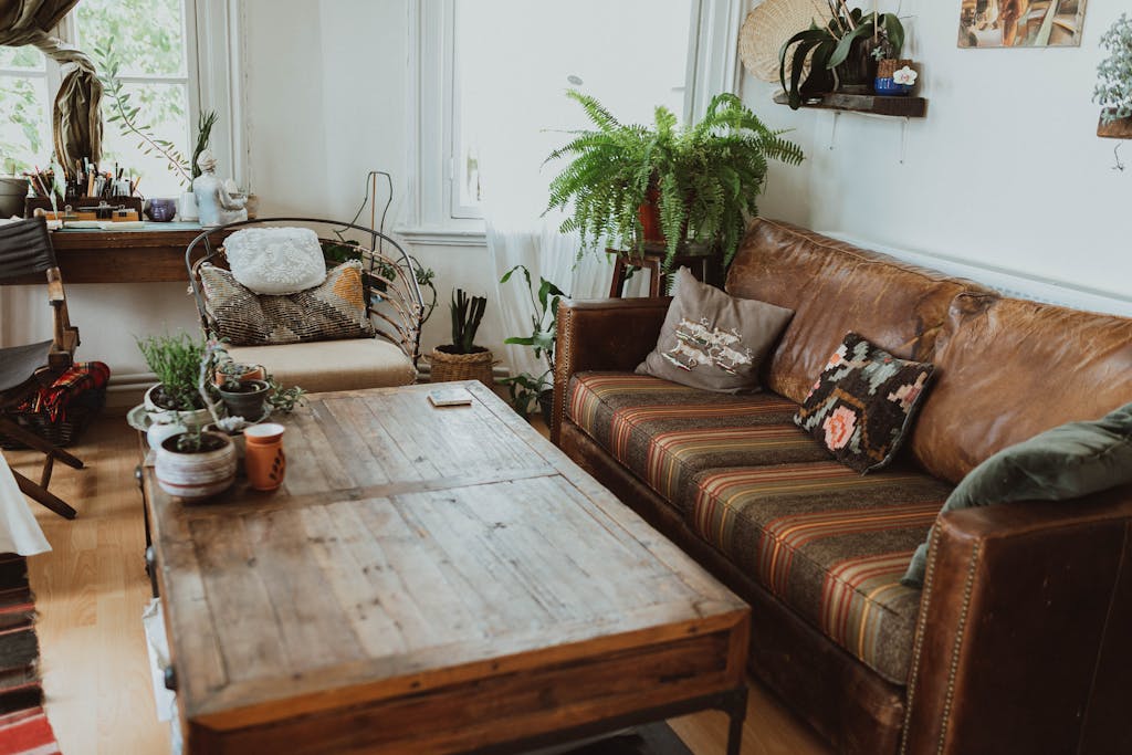 Your Home Looks Poor Because You Don't Know These 12 Decorating Tips 3 A cozy living room featuring rustic furniture and lush greenery for a relaxed ambiance.