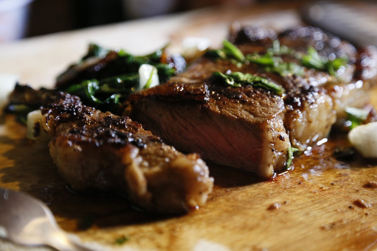 hot-of-steak-on-wooden-chopping-board-