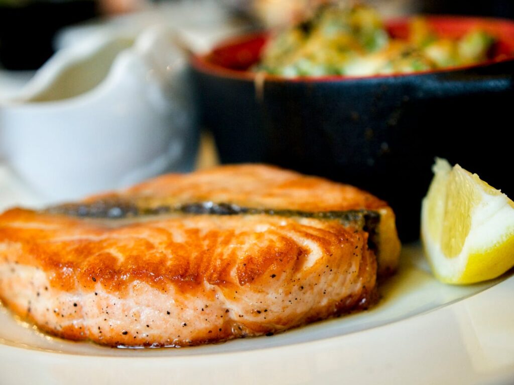 photo/cooked-fish-on-plate