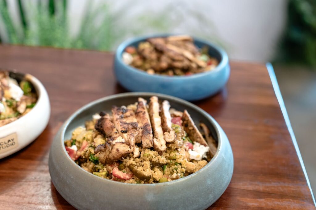 gourmet-quinoa-salad-with-grilled-chicken-in-elegant-bowls-