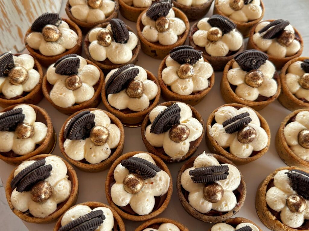 delicious-mini-oreo-tarts-with-cream-swirl-