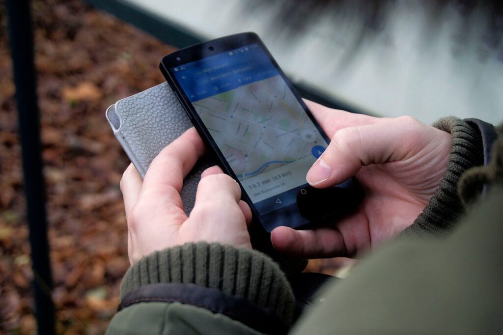using-google-maps-application-through-black-android-smartphone