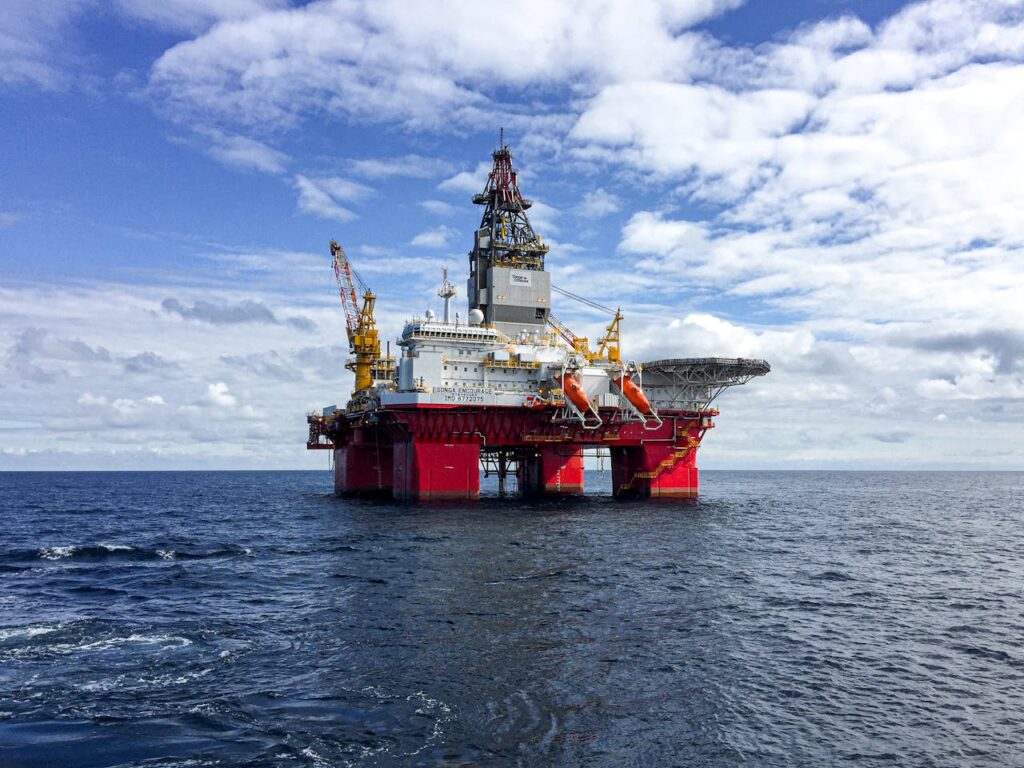 oil-platfrom-rig-in-the-middle-of-the-ocean-