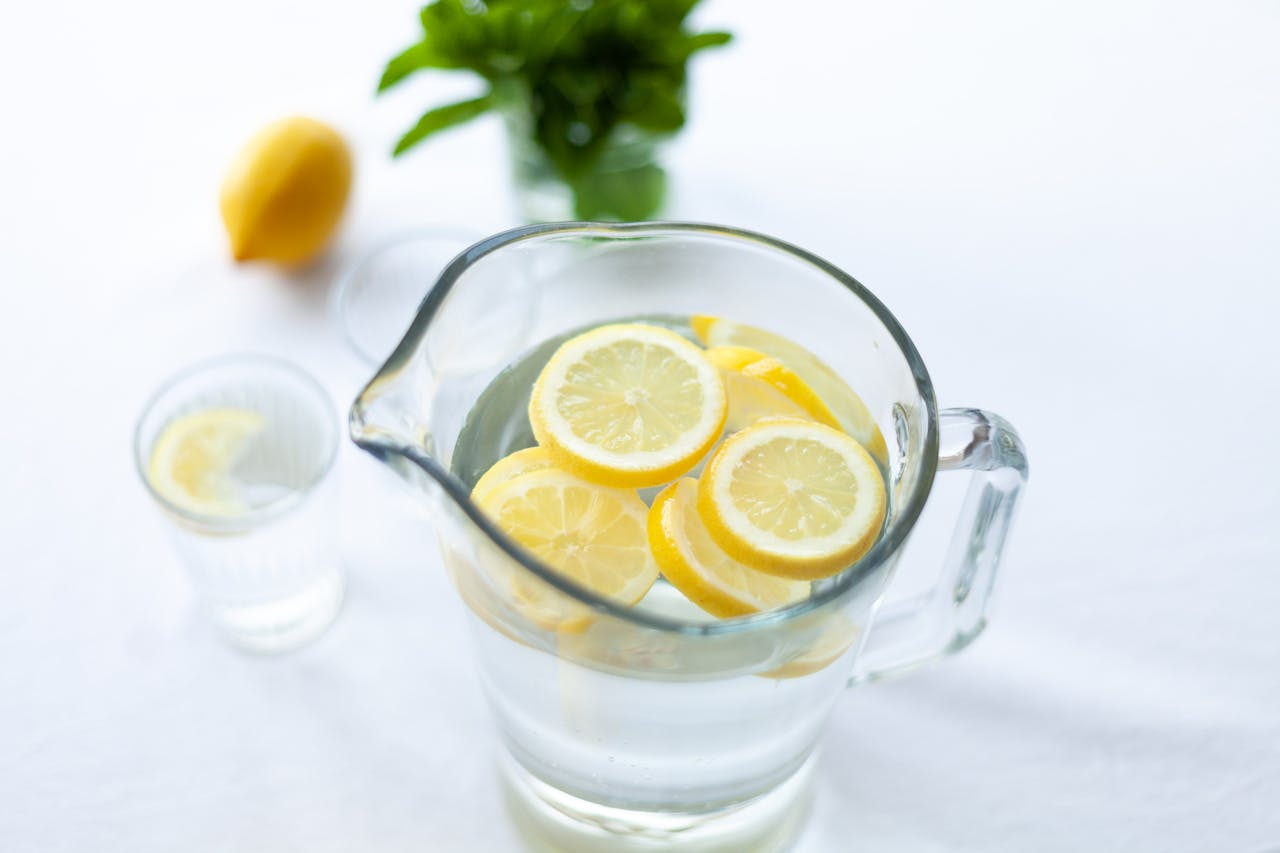 sliced-lemon-fruit-in-glass-picher-