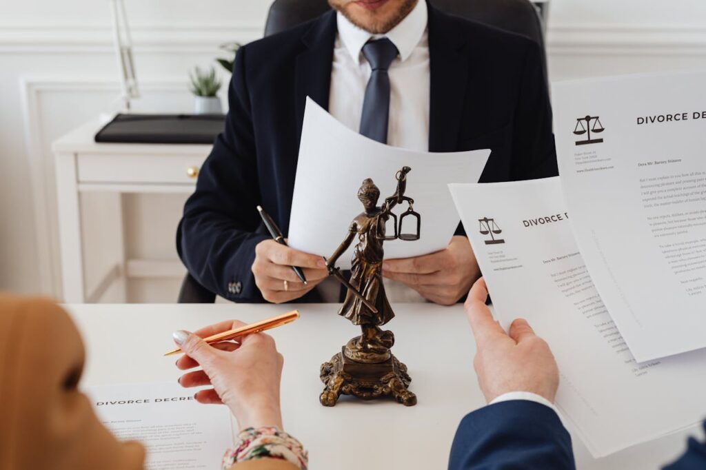 lawyers-looking-at-divorce-