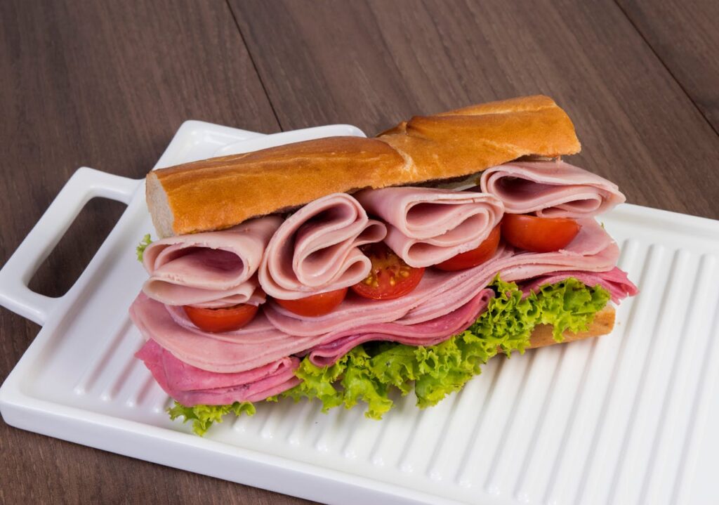 sandwich-with-lettuce-and-tomatoes 