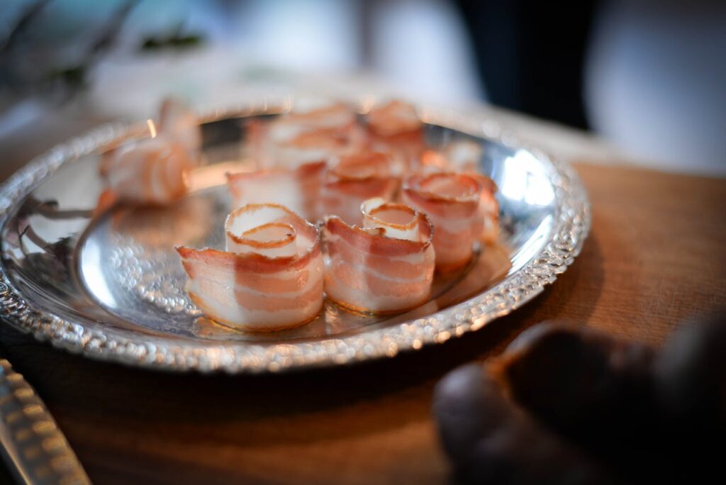 plate-with-bacon-on-banquet-table-