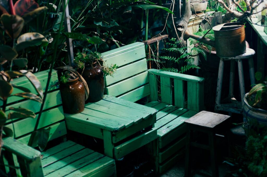 outdoor-garden-seating-with-rustic-decor-