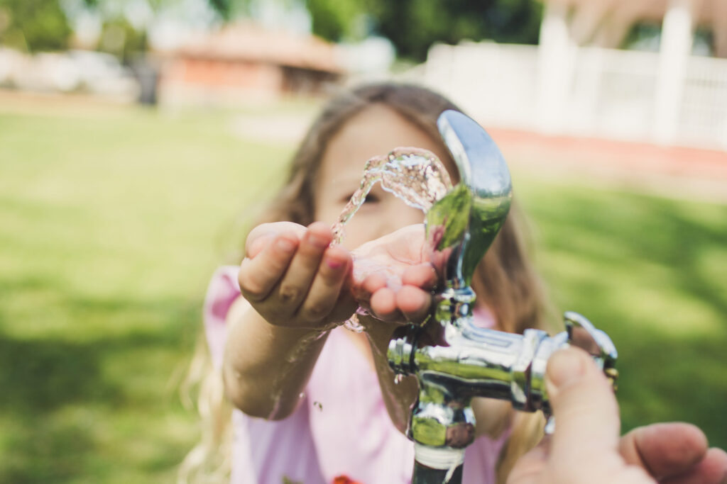 girl_waterfountain3
