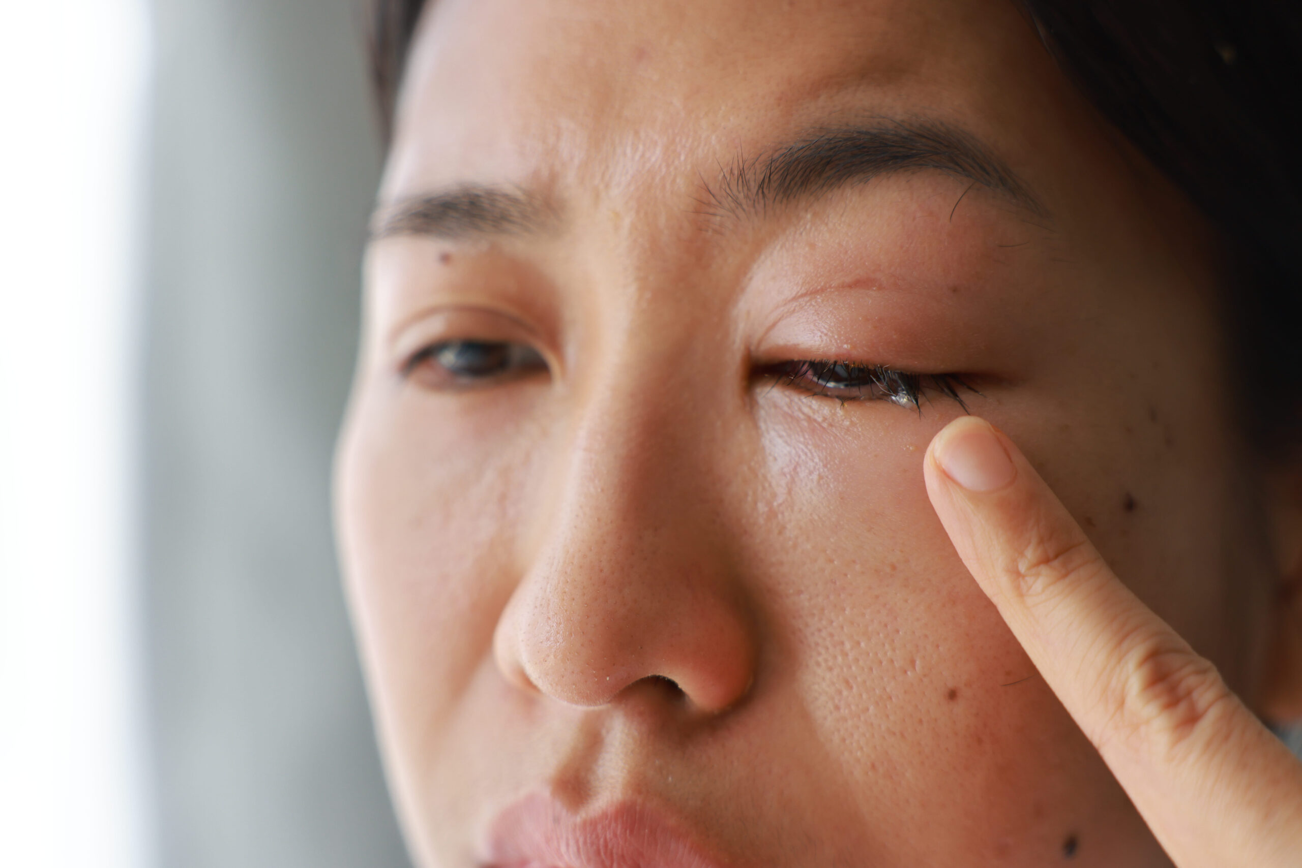8 Everyday Habits That Are Slowly Damaging Your Eyes