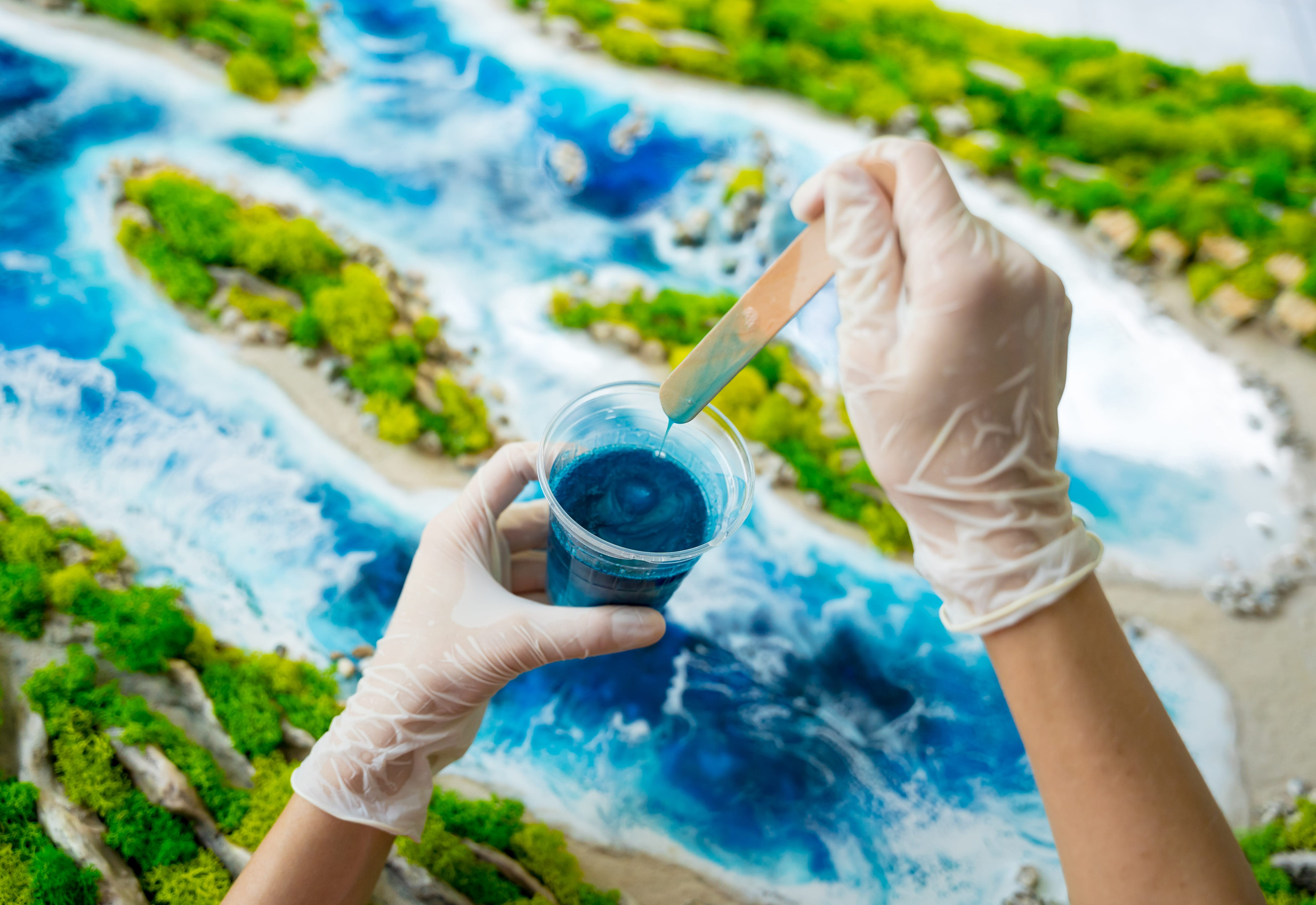 The process of making the art decor of epoxy resin, natural stones and moss