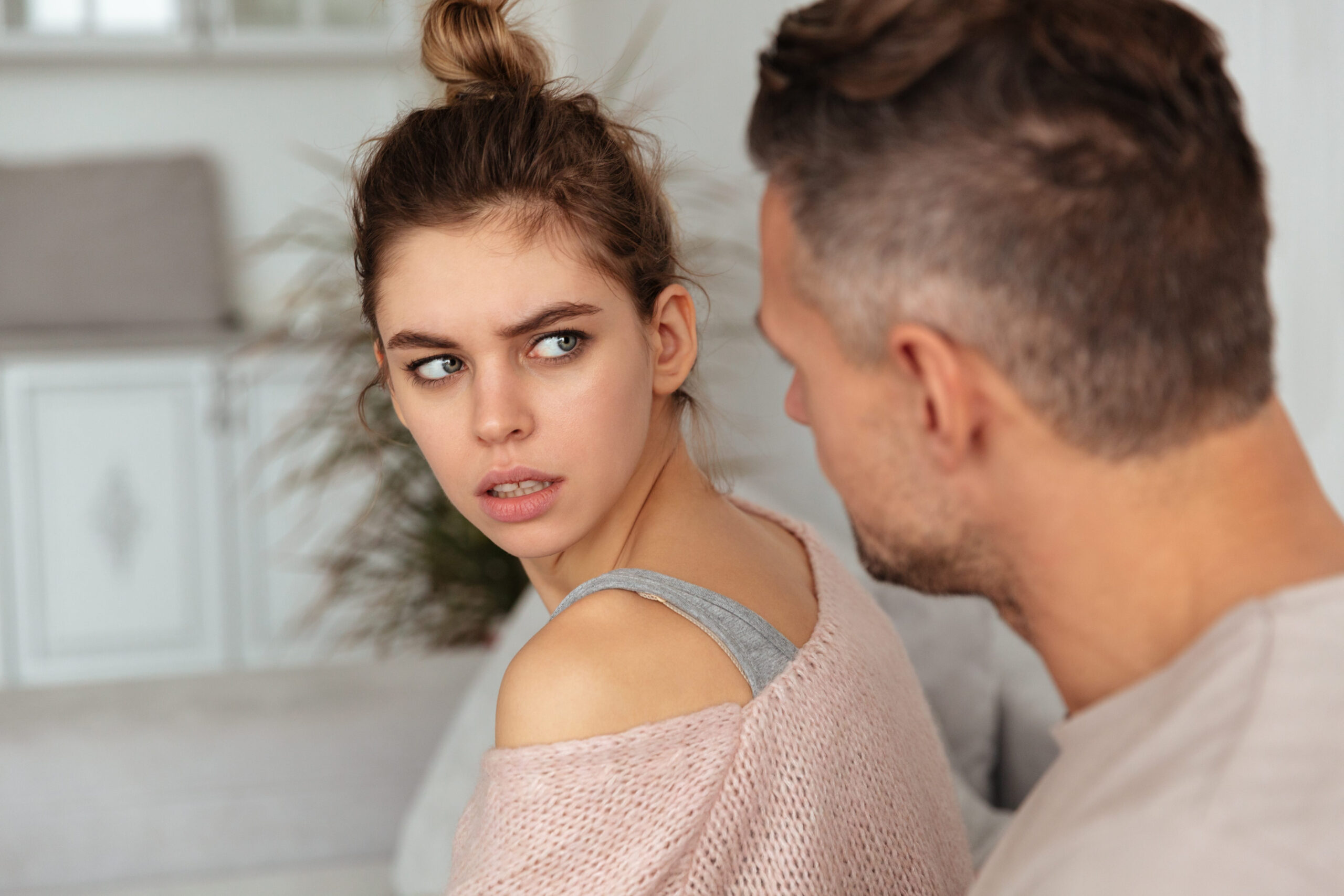 7 Dangerous Signs This Person Is Your Emotional Addiction, Not Your True Love