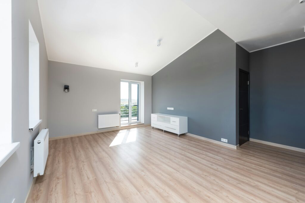 clean-unfurnished-apartment-room