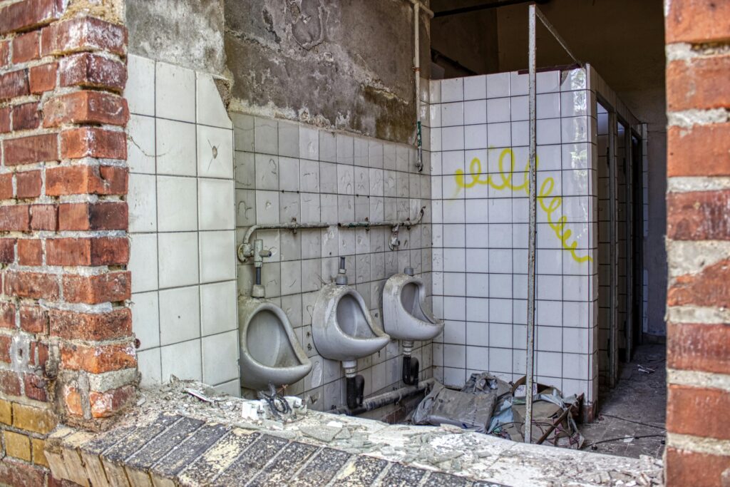 broken-toilet-with-white-tiles