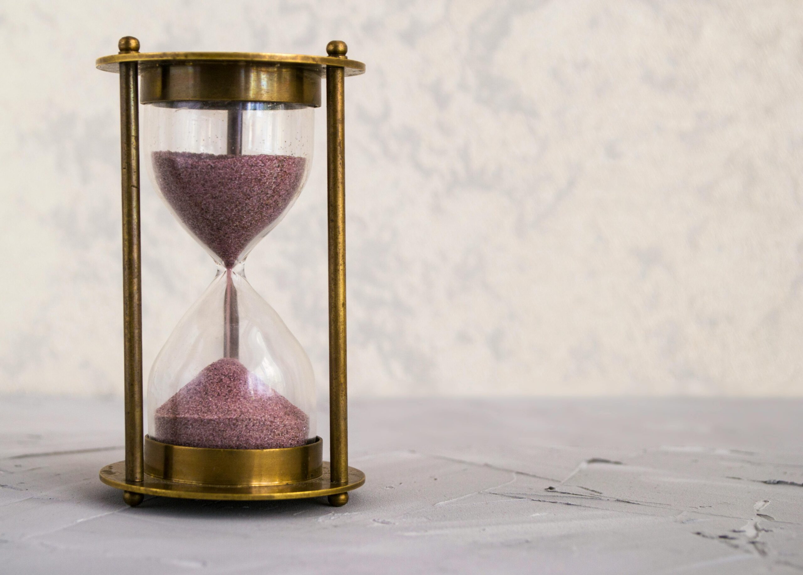 clear-hour-glass-on-golden-frame